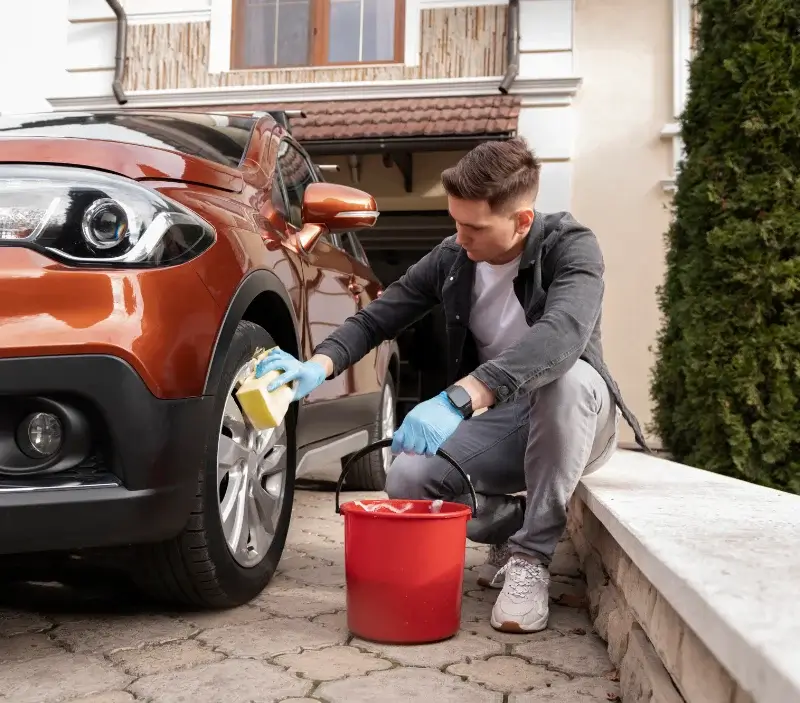 Lavage auto à domicile Le Bouchon-sur-Saulx : professionnel intervenant sur un véhicule